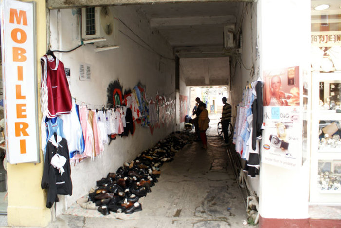 Торговля в подворотне Дуррес, Албания