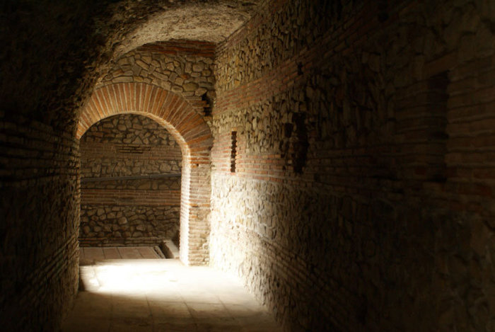 Подземный переход в амфитеатре Дуррес, Албания