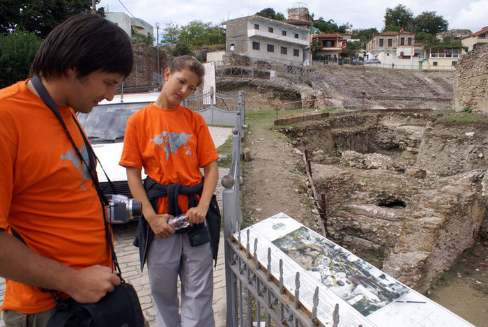Кругосветчики МИр без виз у амфитеатра в Дурресе Дуррес, Албания