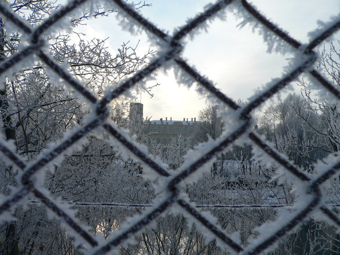 Дворец со стороны Серебряного озера. Озеро обнесено оградой. Гатчина, Россия