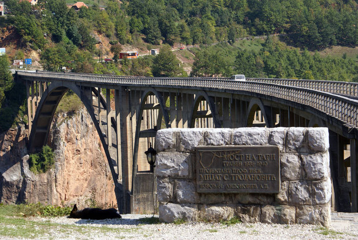 Мост и мемориальная табличка Область Жабляк, Черногория