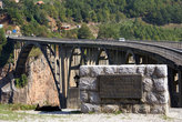 Мост и мемориальная табличка