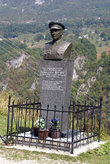 Памятник у моста Джурджевича Тара