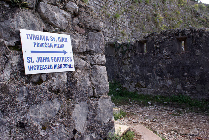 Дорога в крепость Святого Иоанна на склоне горы над Котором Котор, Черногория
