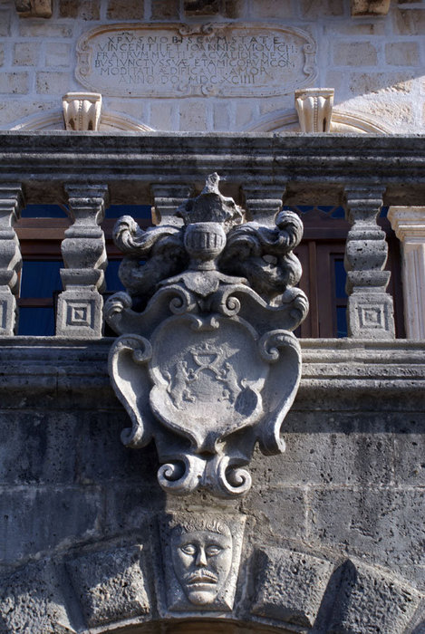 Герб над входом в музей Пераст, Черногория