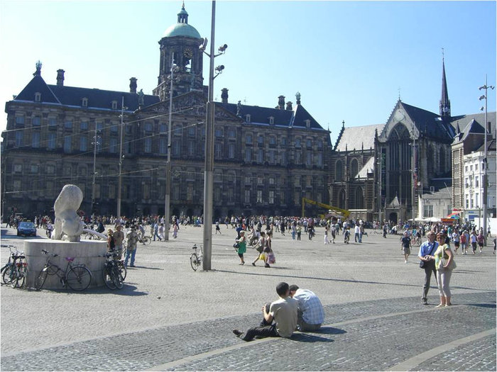 Здание Королевского дворца — по центру Амстердам, Нидерланды