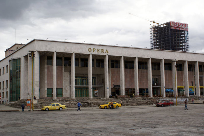 Оперный театр на площади Скандерберга Тирана, Албания