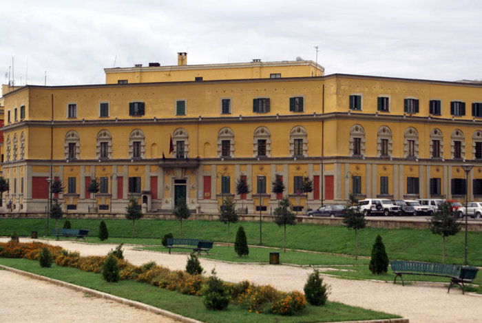 Правительственное здание на площади Скандерберга Тирана, Албания