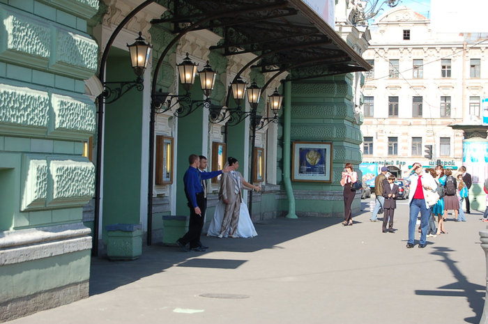 Свадебная фотосессия у театра. Санкт-Петербург, Россия