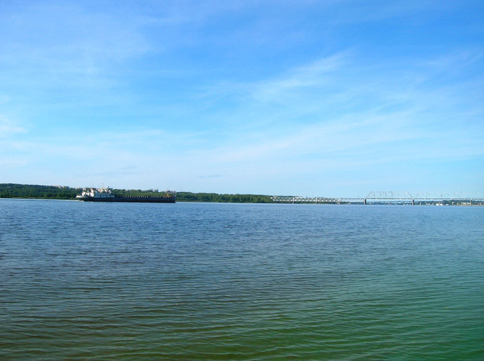 Правый берег, баржа, мост Кострома, Россия