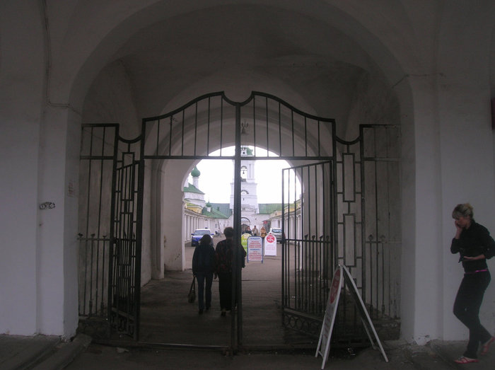 Красные ряды с цепковью. Вид через арку со стороны Сусанинской площади Кострома, Россия