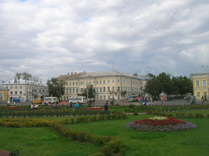 Слева начинается улица Ленина,справа — Мира Кострома, Россия