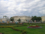 Слева начинается улица Ленина,справа — Мира