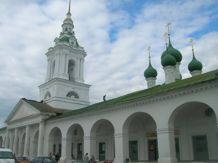 Красные ряды с церковью Кострома, Россия