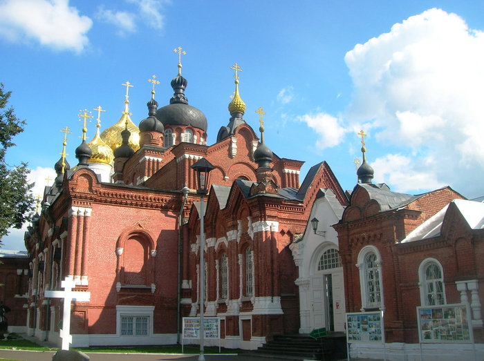 Главный храм: вид с территории обители Кострома, Россия