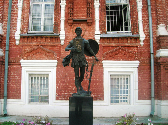 Памятник на территории монастыря Кострома, Россия