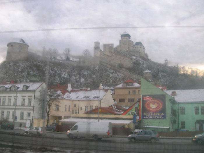 Тренчин: главная достопримечательность города — замок — отлично видна из поезда Словакия