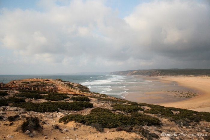 вид на пляж со скалы Бордейра, Португалия