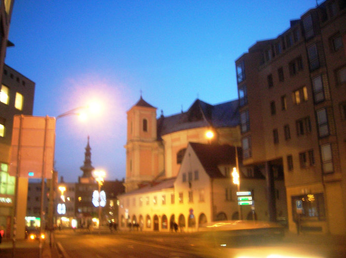 На заднем плане — Михалска башня Братислава, Словакия