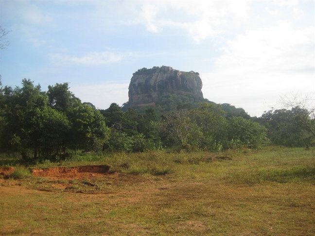 Говорят, этот огромный камешек раскопали из обычной горы. Сигирия, Шри-Ланка