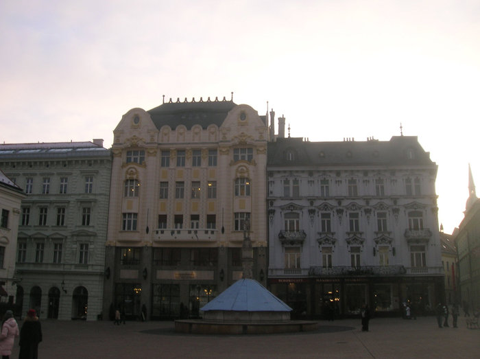 Вид на площадь от ратуши. В центре фонтан Роланда Братислава, Словакия