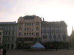 Вид на площадь от ратуши. В центре фонтан Роланда
