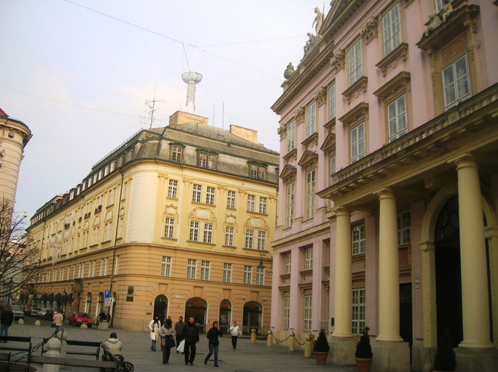 Вид на от ратуши Примациальную площадь. Справа на переднем плане Епископский дворец Братислава, Словакия