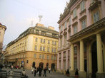 Вид на от ратуши Примациальную площадь. Справа на переднем плане Епископский дворец