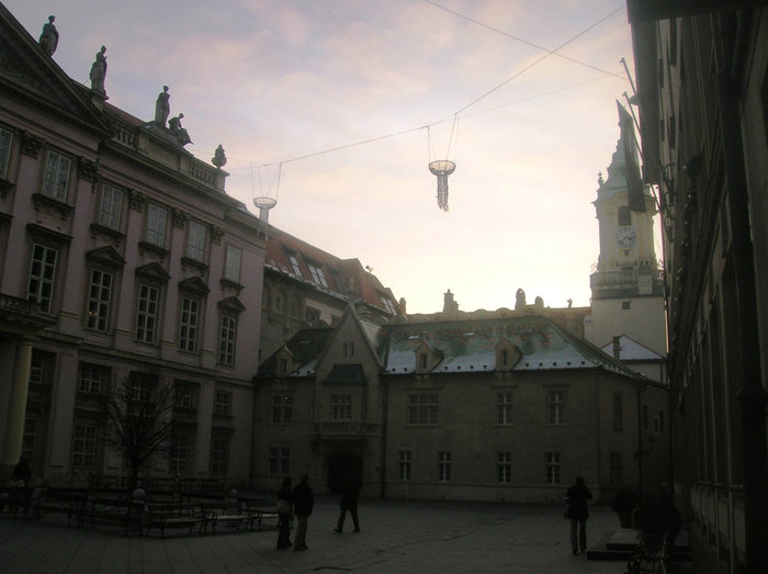 Вид на ратушу со стороны Примациальной площади Братислава, Словакия