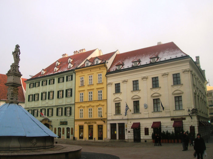 Фрагмент площади с фонтаном Роланда Братислава, Словакия