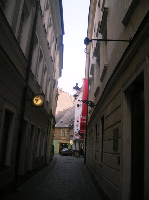 Таких узких улочек в Старом городе много Братислава, Словакия