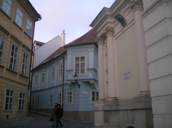 Улочка в пешей зоне Братислава, Словакия