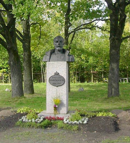 Памятник Николаю 2 во дворе Федоровского храма Пушкин, Россия