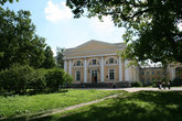 Отреставрированный флигель Александровского дворца, в нем сейчас находится экспозиция, посвященная Романовым