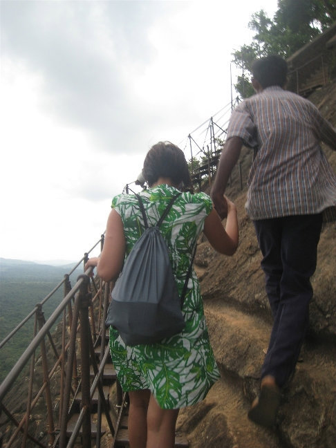 Если вам тяжело или боитесь высоты — вам непременно помогут местные помощники (за определенную плату) Сигирия, Шри-Ланка