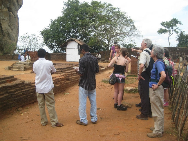 Туристы готовятся к подъему Сигирия, Шри-Ланка