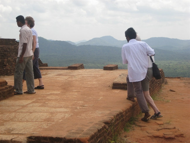 Местные помощники не остаются без работы Сигирия, Шри-Ланка