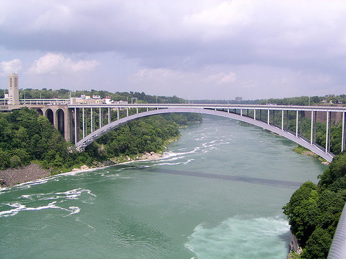Радужный мост через реку Ниагару, между США и Канадой.Фото с сайта www.flickr.com Ниагара-Фоллз, CША