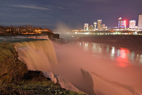 Вечером у Ниагарского водопада, вид на канадскую сторону. Фото с сайта  www.flickr.com Ниагара-Фоллз, CША