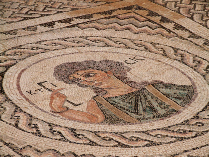 изображение строителя, у него в руках — мерный инструмент Пафос, Кипр
