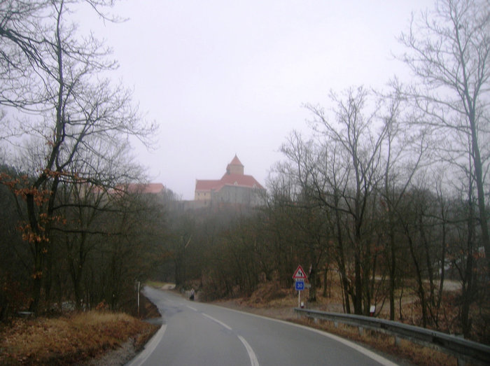 Замок Вевери: вид с трассы Брно, Чехия