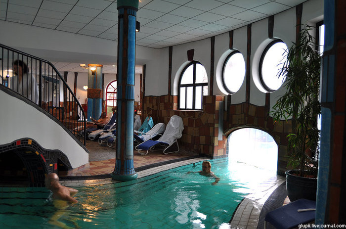 Можно плавать как внутри помещений, так и снаружи. Фактически весь отель представляет собой переплетение термальных бассейнов. Бад-Блумау, Австрия