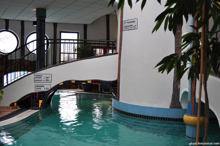 Температура термальных бассейнов колеблется от 36 до 38 градусов Цельсия и рекомендуется за один заход плавать не более 20 минут. Бад-Блумау, Австрия