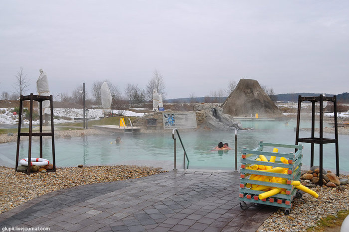 Это гордость курорта — источник Вулкания, он самый горячий и глубокий, но, чтобы попасть в него, нужно в мокрых плавках пробежаться по морозу — фееричное ощущение, надо сказать. Бад-Блумау, Австрия