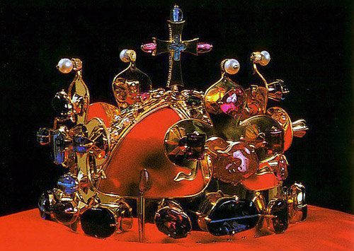 Святовацлавская корона (ради которой все и затевалось) — копия чешской короны времен Карла IV, оригинал которой находится сегодня в Пражском граде. Карлштейн, Чехия