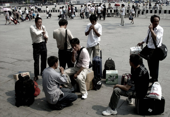 Приезжие. Ж/д вокзал. Курение очень развито среди китайских мужчин. Эти закурили, как по команде. Гуанчжоу, Китай