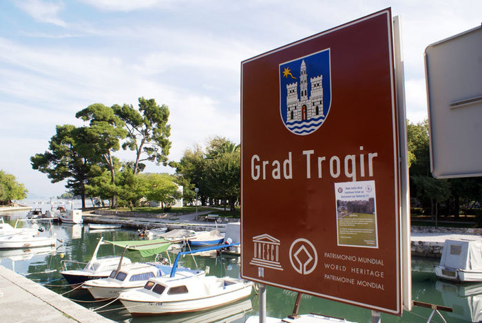 У входа в Трогир — по мосту через узкий пролив Трогир, Хорватия