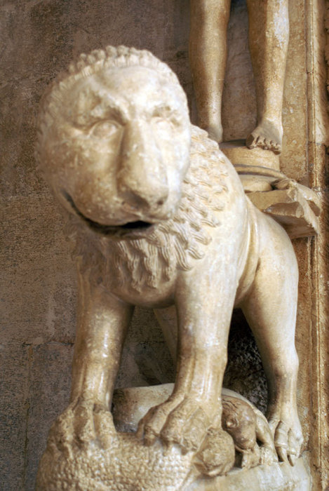 Каменный лев у входа в собор Трогир, Хорватия