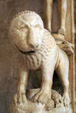 Каменный лев у входа в собор
