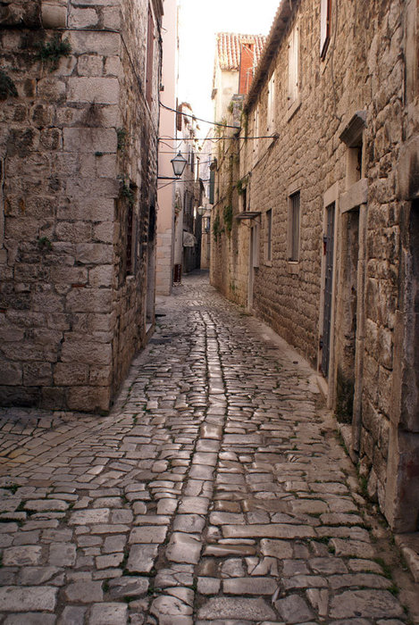 Мощенная улочка Трогир, Хорватия